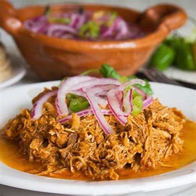  Cochinita Pibil: Zmysłowe,pikantne danie z wędzonej wieprzowiny, zanurzone w sosie cytrusowym!